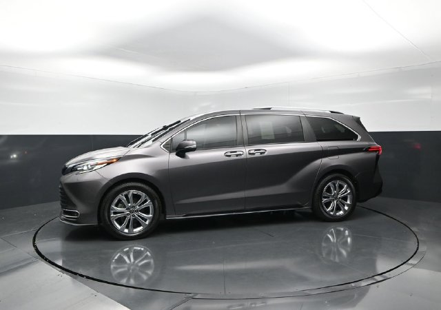 Used 2022 Toyota Sienna Platinum FWD image 3