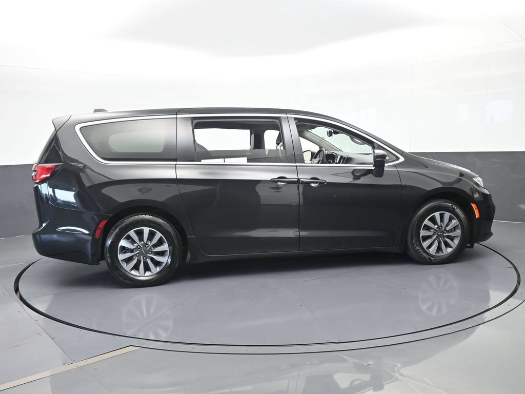 Used 2023 Chrysler Pacifica Touring-L FWD image 7