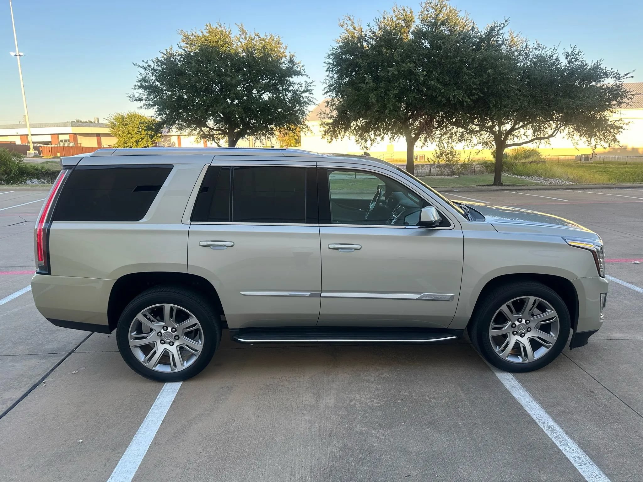 Used 2015 Cadillac Escalade Luxury AWD/4WD image 8