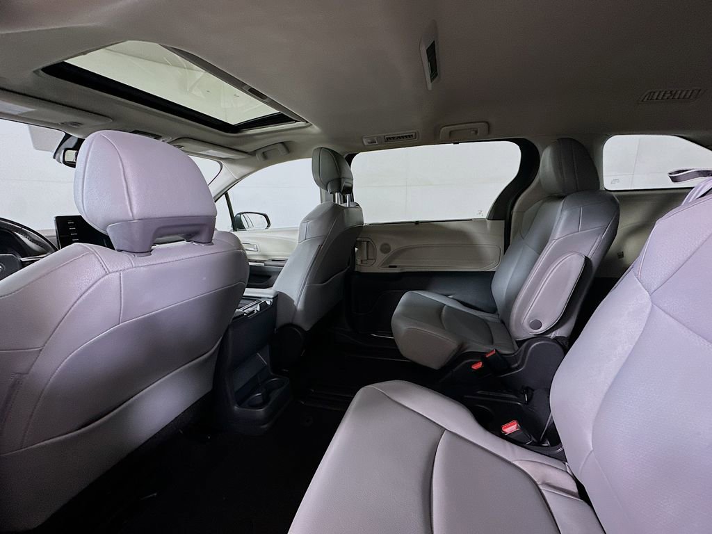 Used 2024 Toyota Sienna XLE FWD image 13