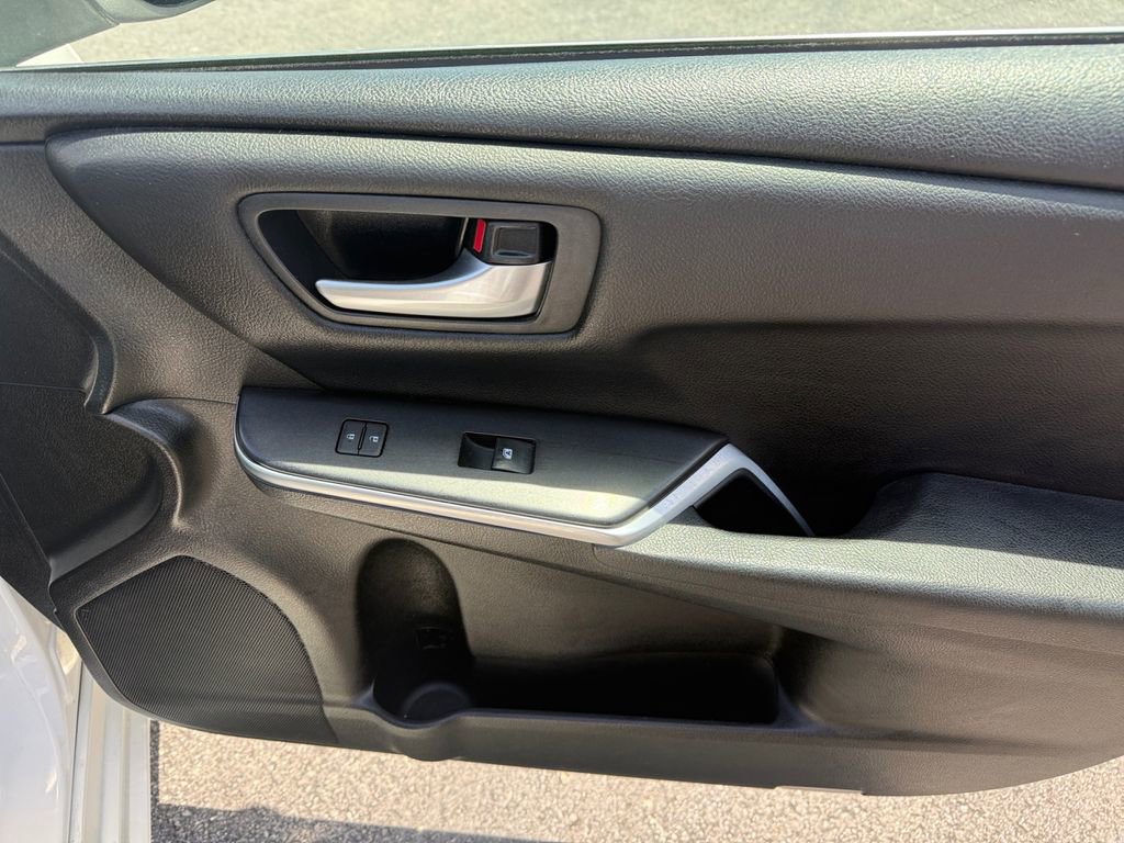 Used 2017 Toyota Camry SE FWD image 19