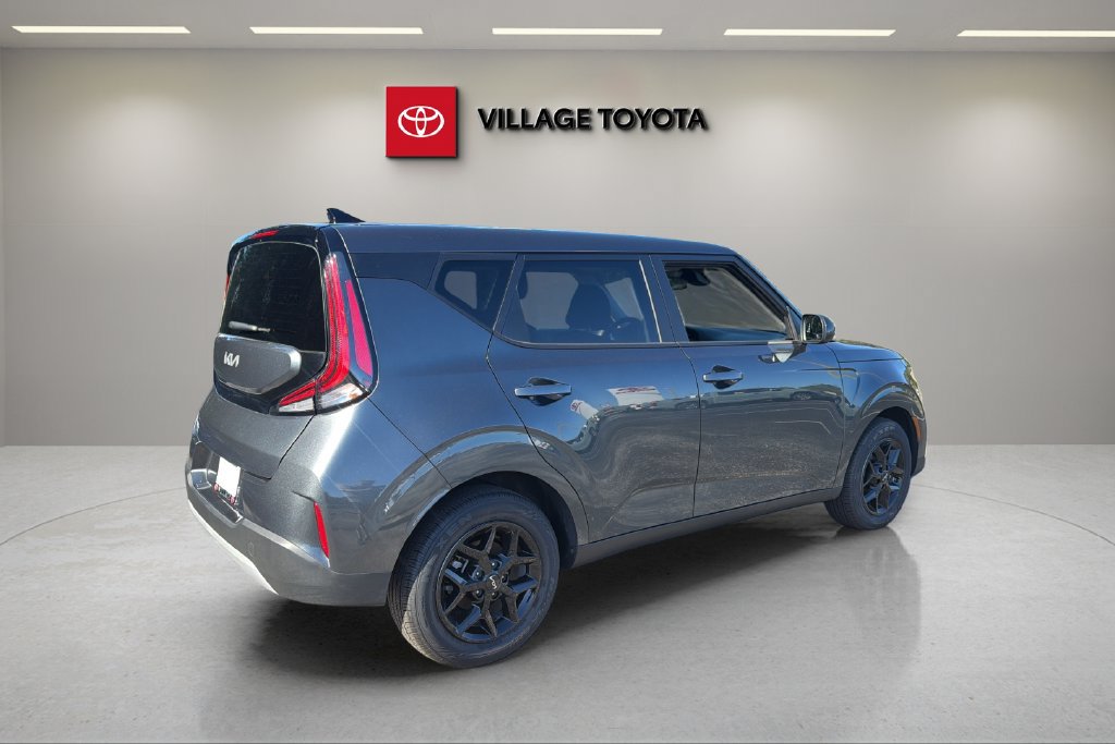 Used 2025 Kia Soul LX w/ LX Technology Package FWD image 5