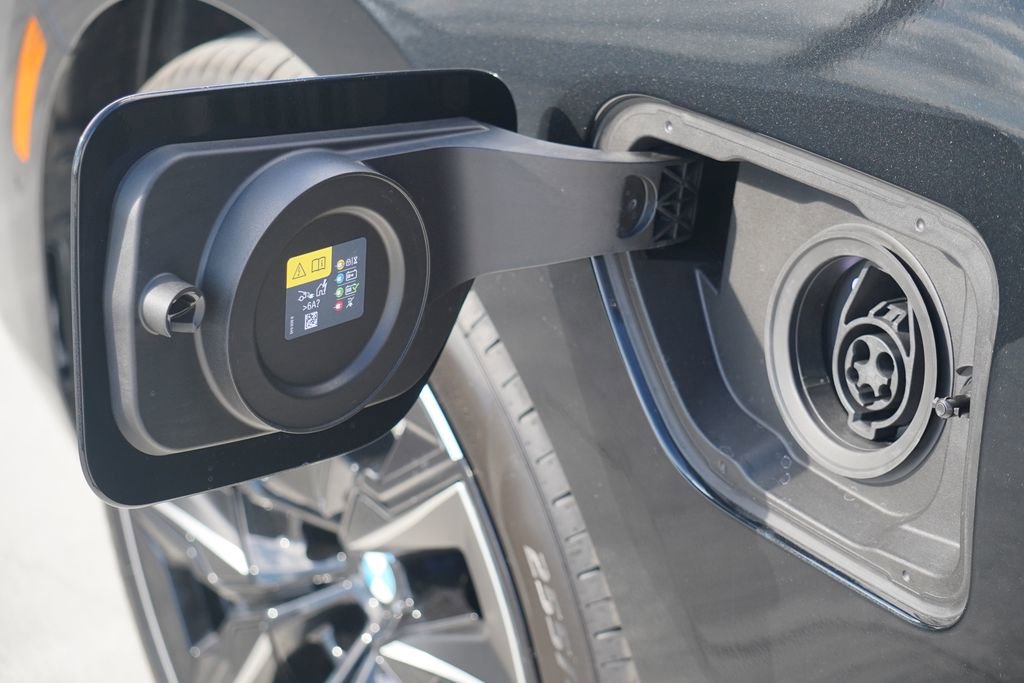 New 2026 BMW 750e xDrive w/ Premium Package image 6