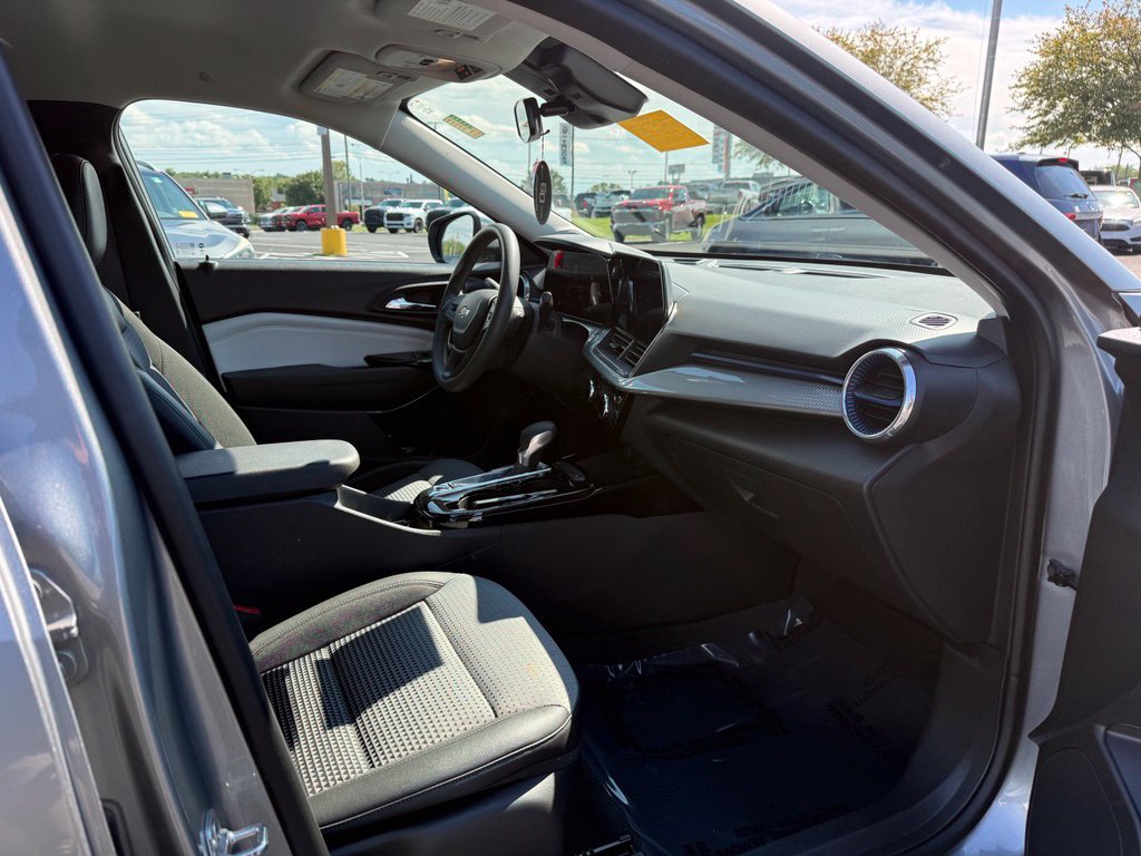 Used 2025 Chevrolet Trax LT FWD image 19