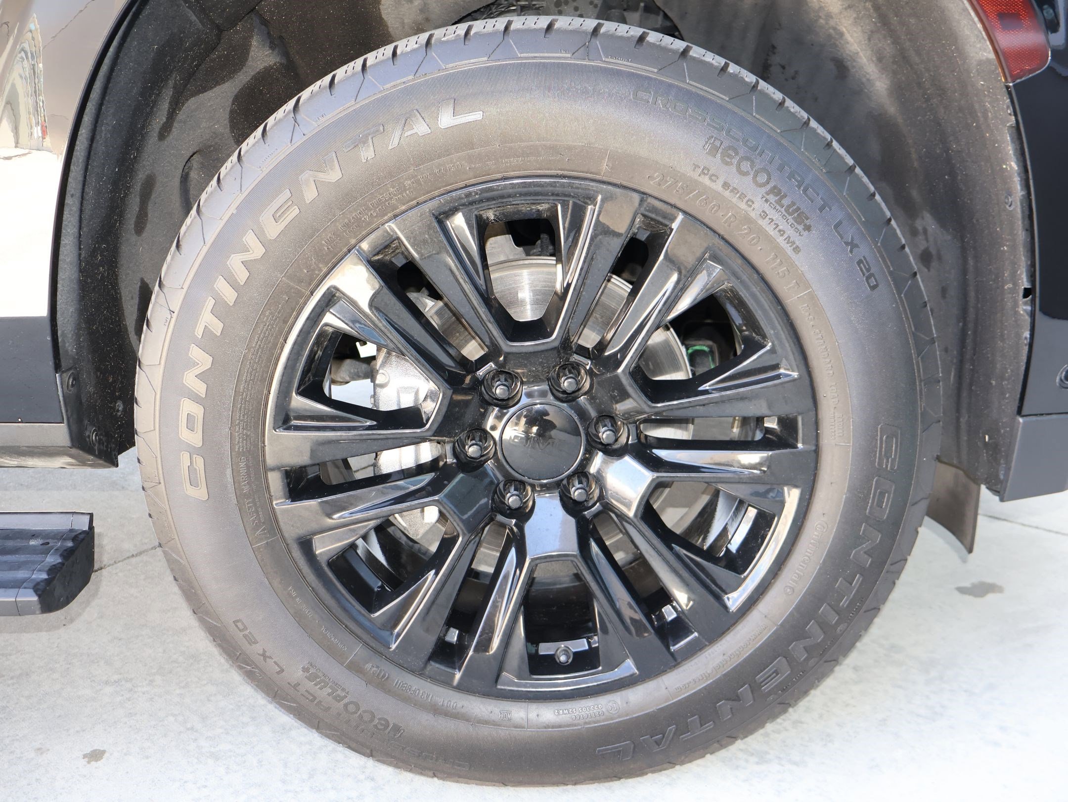 Used 2024 GMC Yukon Denali w/ Advanced Technology Package AWD/4WD image 32