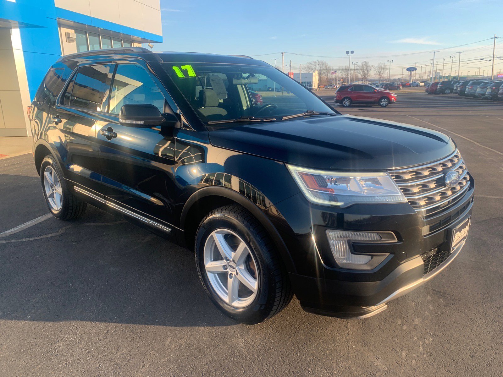 Used 2017 Ford Explorer XLT image 2