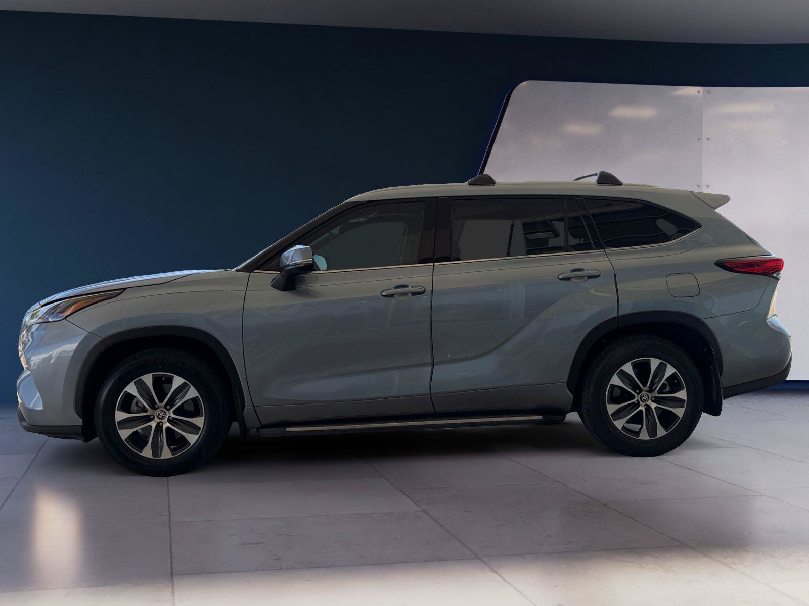 Used 2021 Toyota Highlander XLE FWD image 2