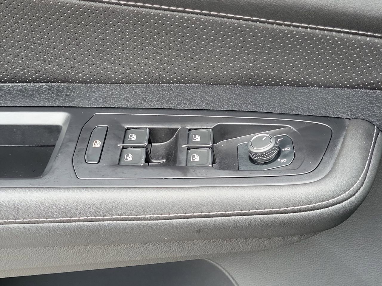 Used 2025 Volkswagen Atlas Cross Sport SE image 26