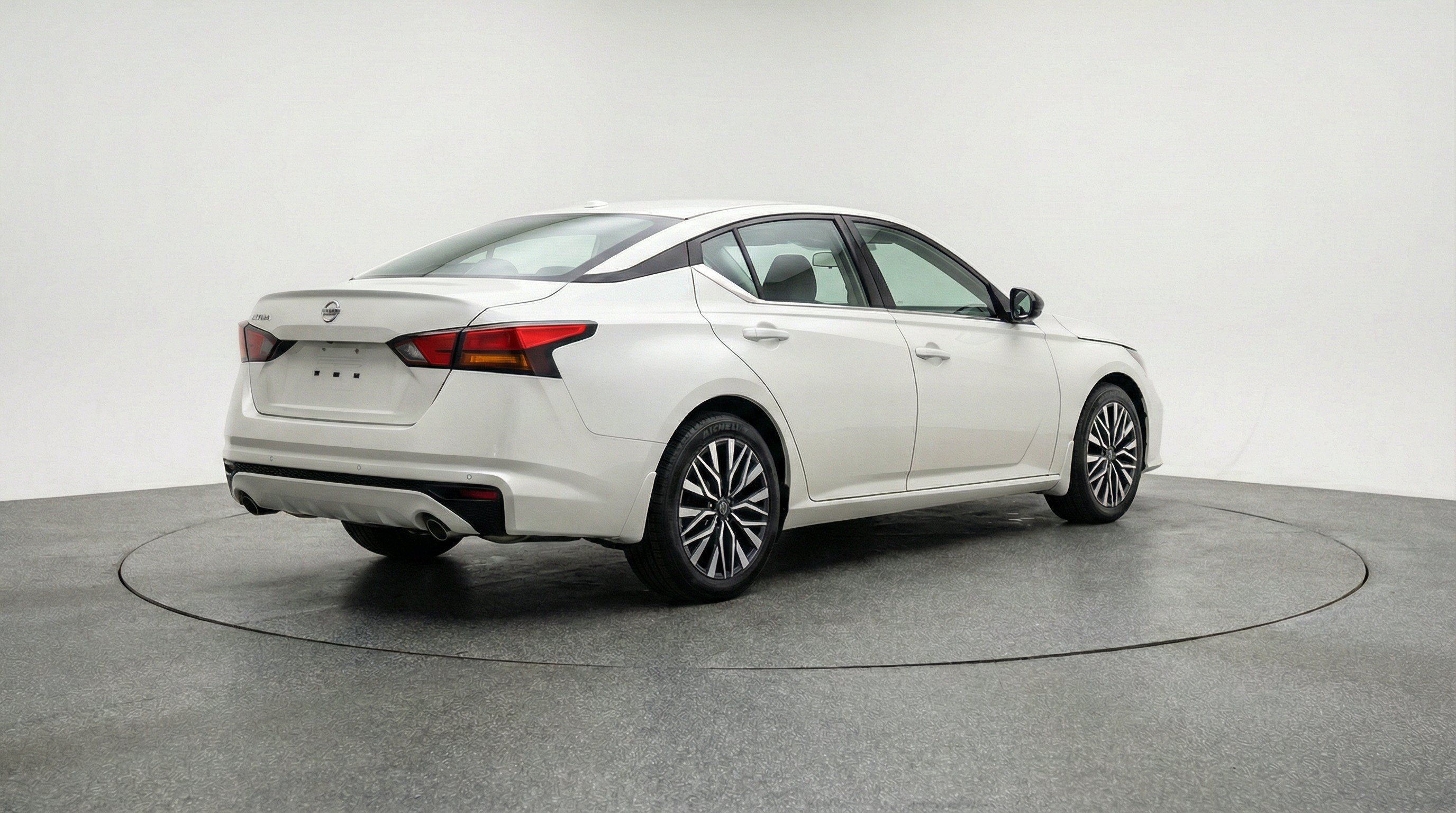 Used 2025 Nissan Altima 2.5 SV FWD image 9