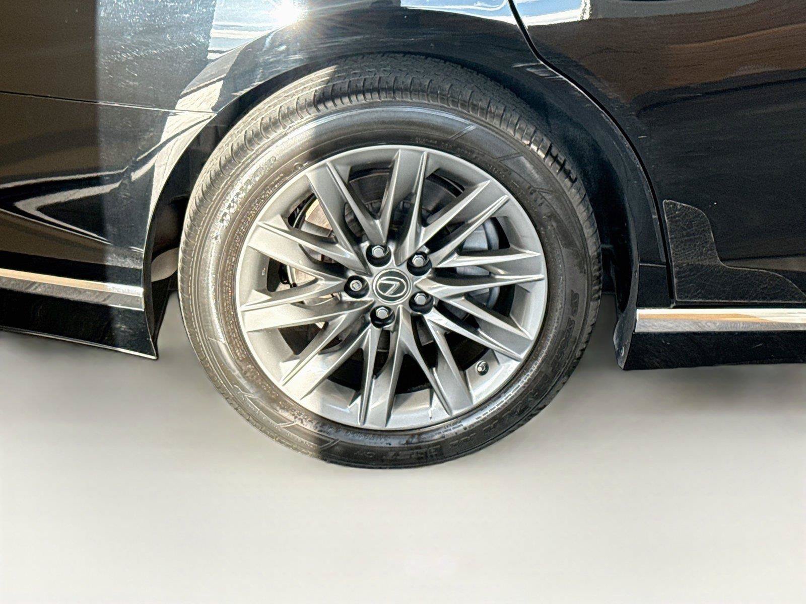 Used 2018 Lexus LS 500 w/ Accessory Package (Z2) RWD image 38