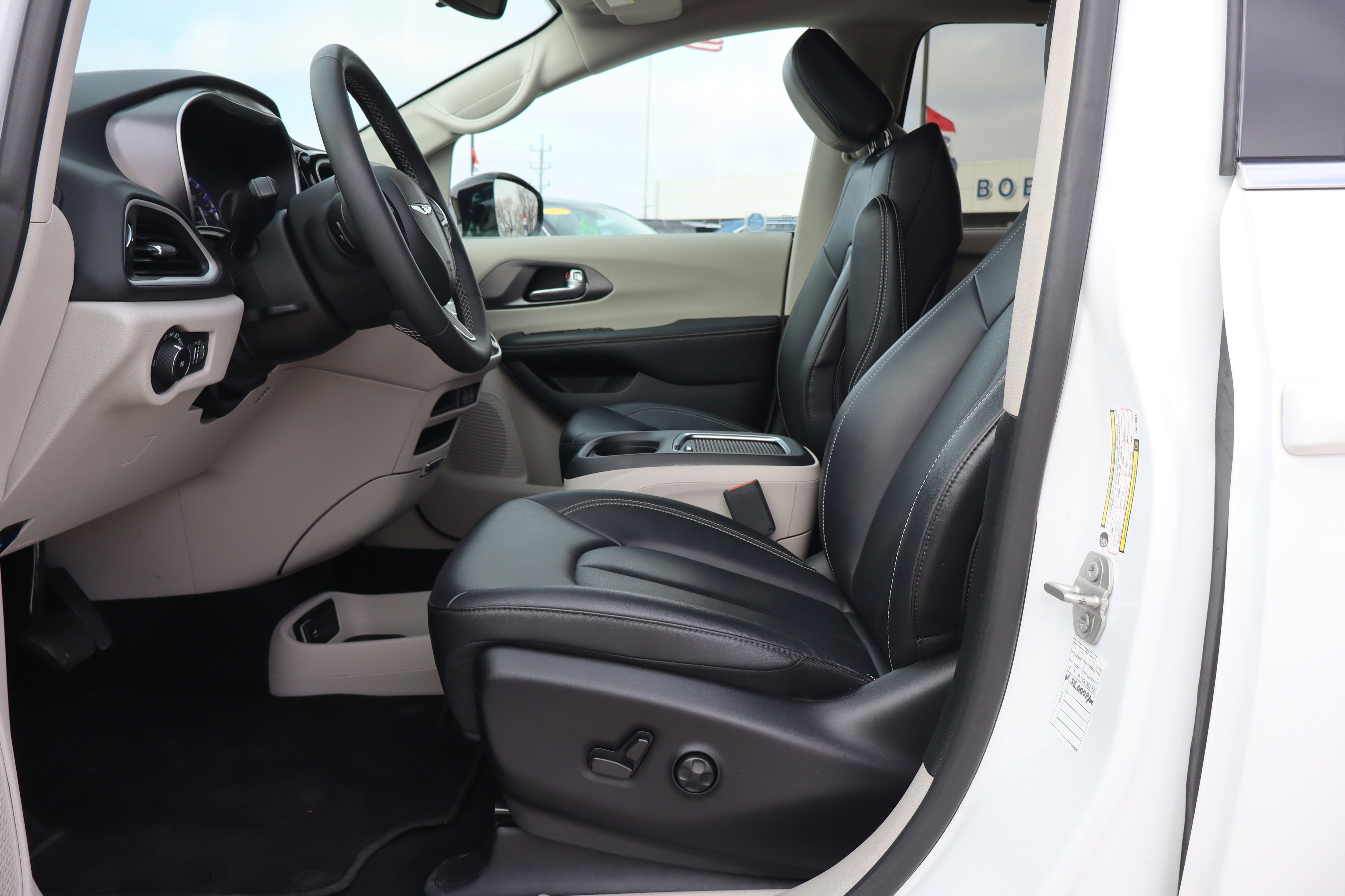 Used 2024 Chrysler Pacifica Touring-L image 10