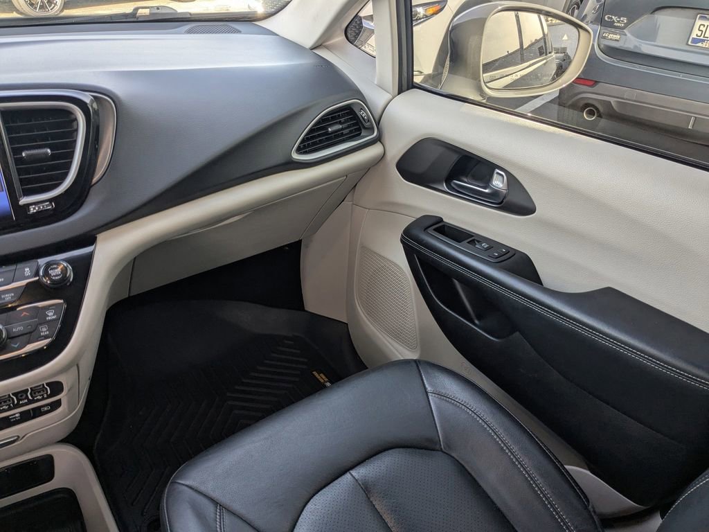 Used 2022 Chrysler Pacifica Touring-L image 20
