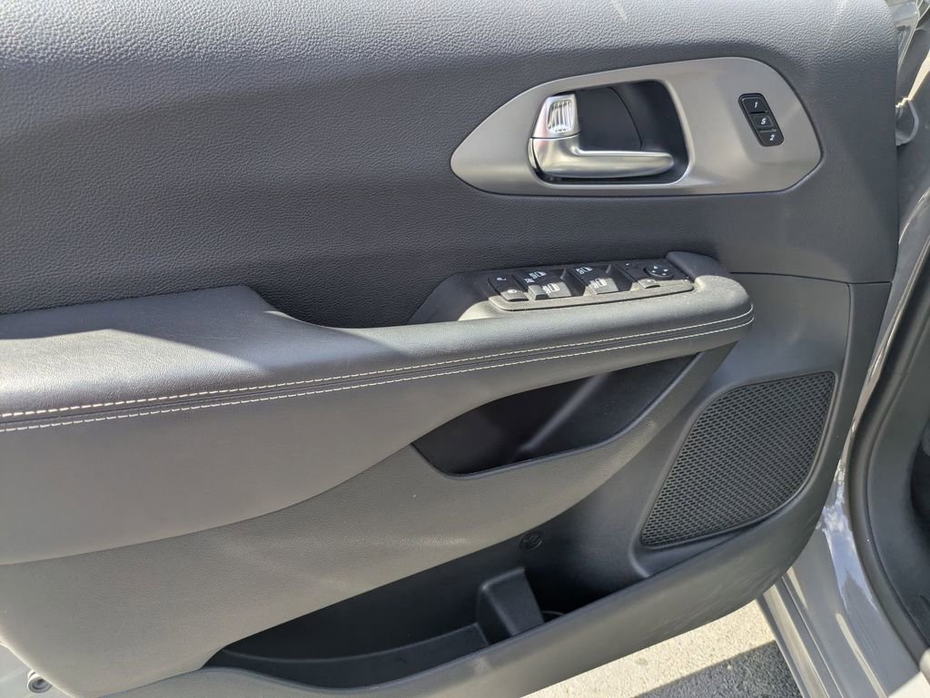 Used 2025 Chrysler Pacifica Select image 15