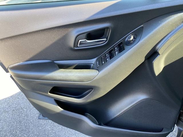 Used 2022 Chevrolet Trax LT w/ LT Convenience Package image 14