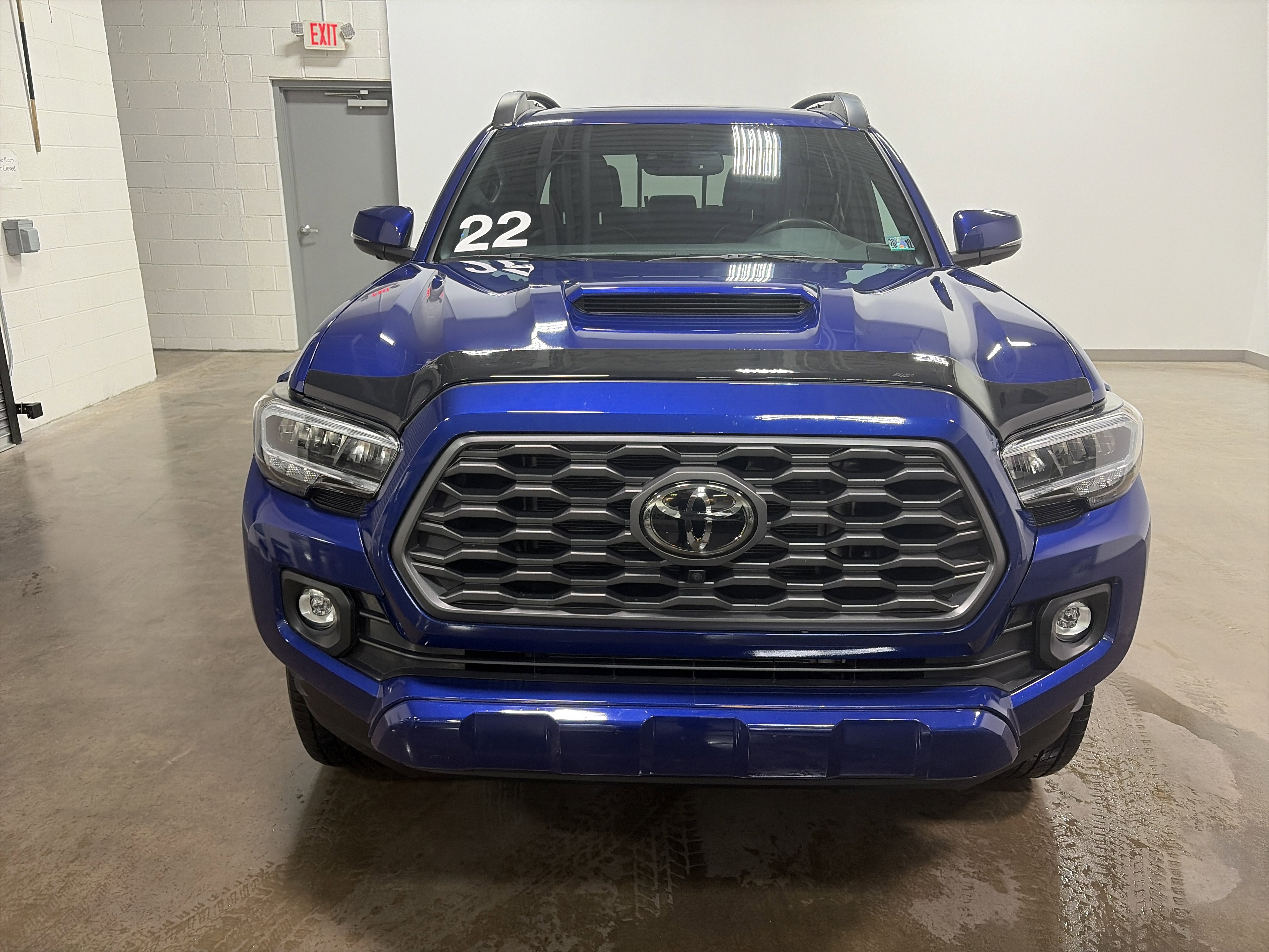 Used 2022 Toyota Tacoma TRD Sport w/ TRD Premium Sport Package AWD/4WD image 7
