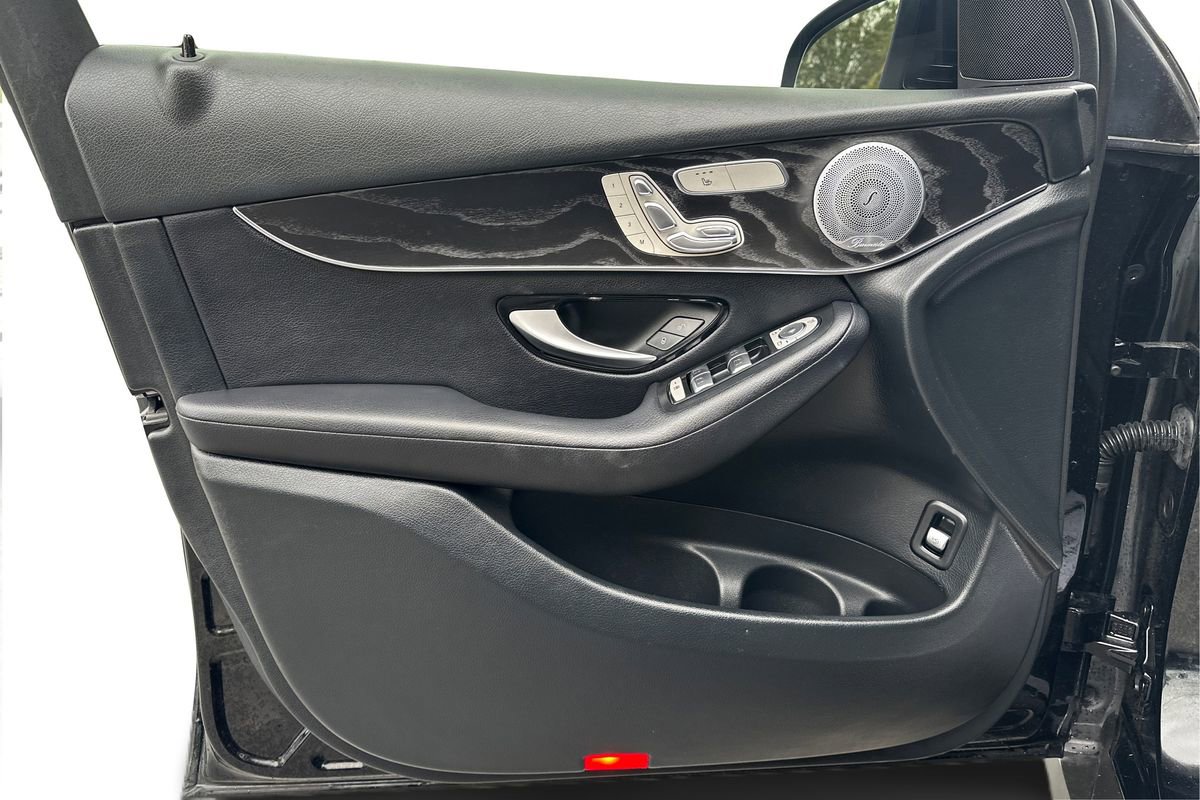 Used 2018 Mercedes-Benz GLC 300 w/ Premium Package image 20