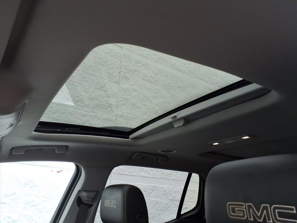 Used 2020 GMC Acadia SLT w/ Driver Alert Package II image 16