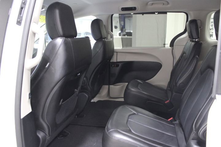 Used 2024 Chrysler Pacifica Touring-L image 25