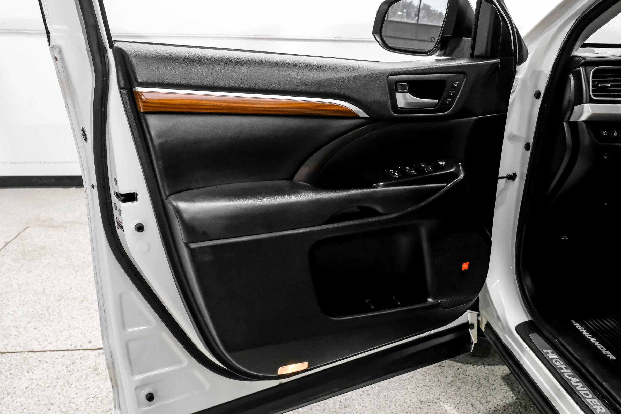 Used 2018 Toyota Highlander Limited FWD image 54