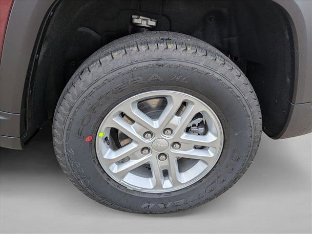 New 2025 Jeep Grand Cherokee Laredo image 8