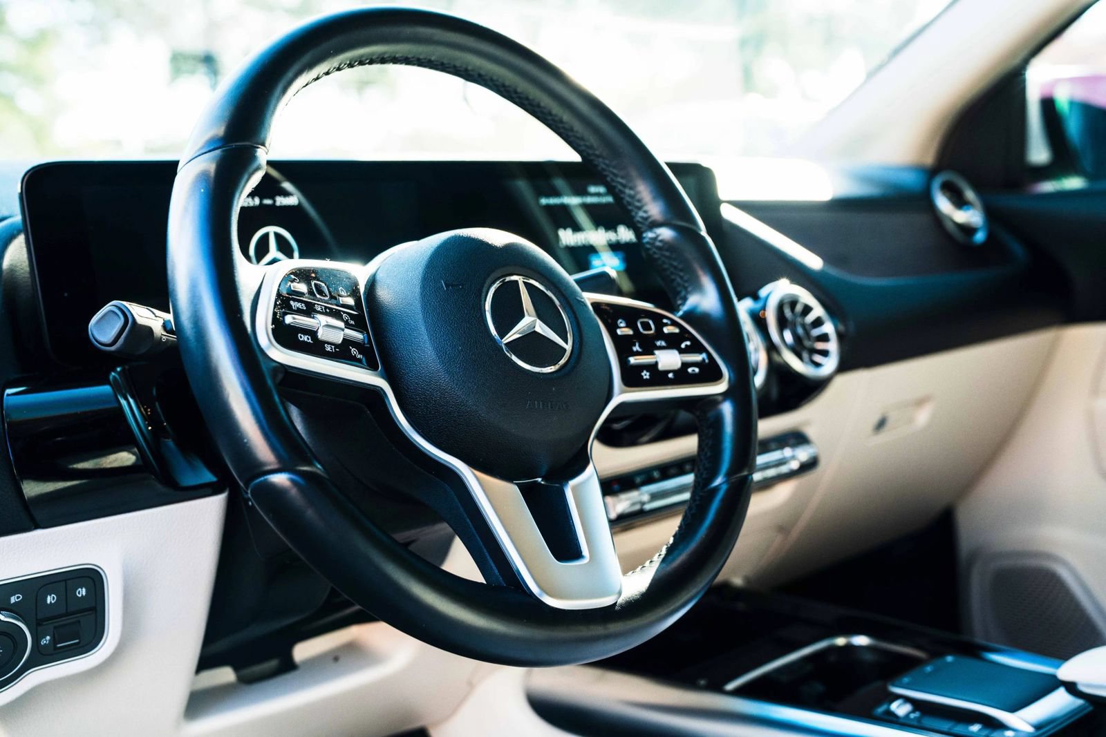 Used 2022 Mercedes-Benz GLA 250 4MATIC w/ Premium Package image 22