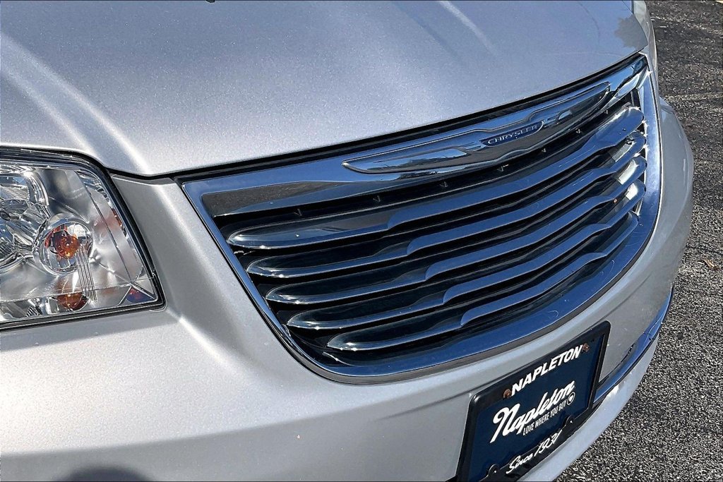 Used 2011 Chrysler Town & Country Limited FWD image 36