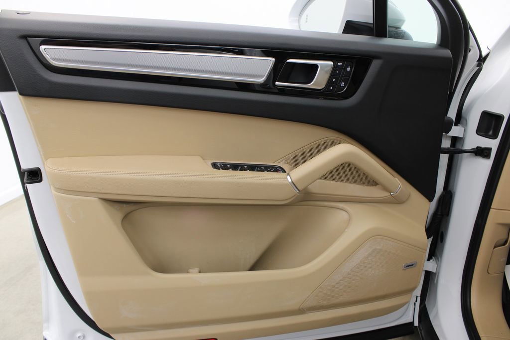 Certified 2023 Porsche Cayenne Platinum Edition image 23