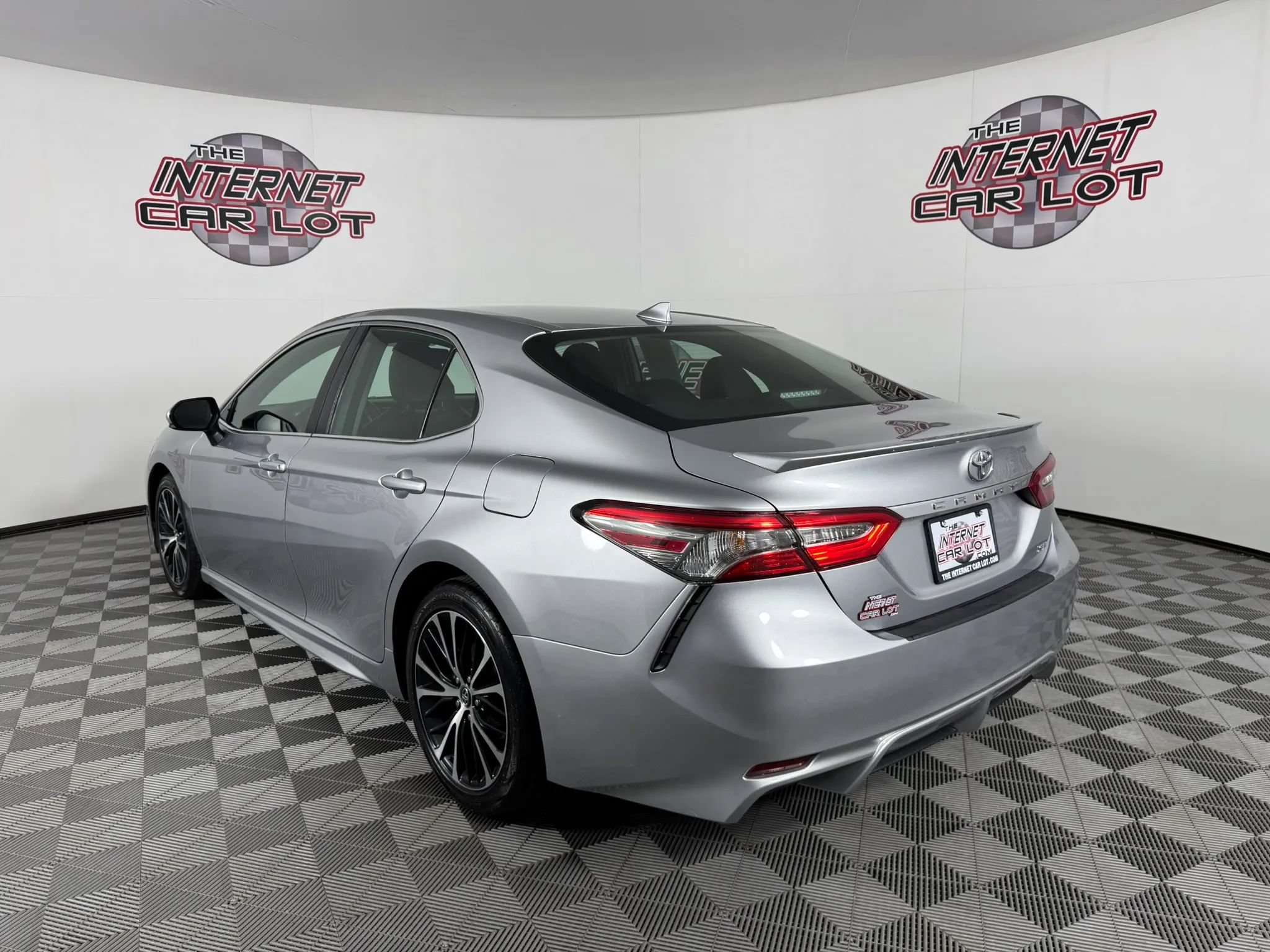 Used 2019 Toyota Camry SE w/ Convenience Package FWD image 5