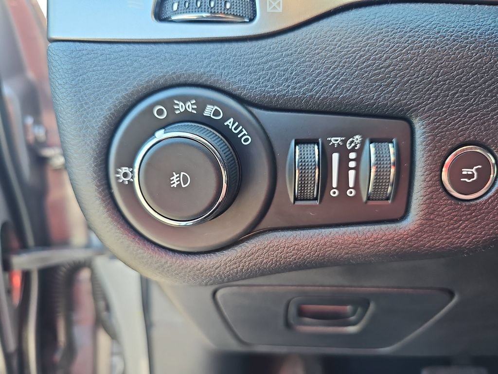 Used 2020 Jeep Cherokee Limited FWD image 35