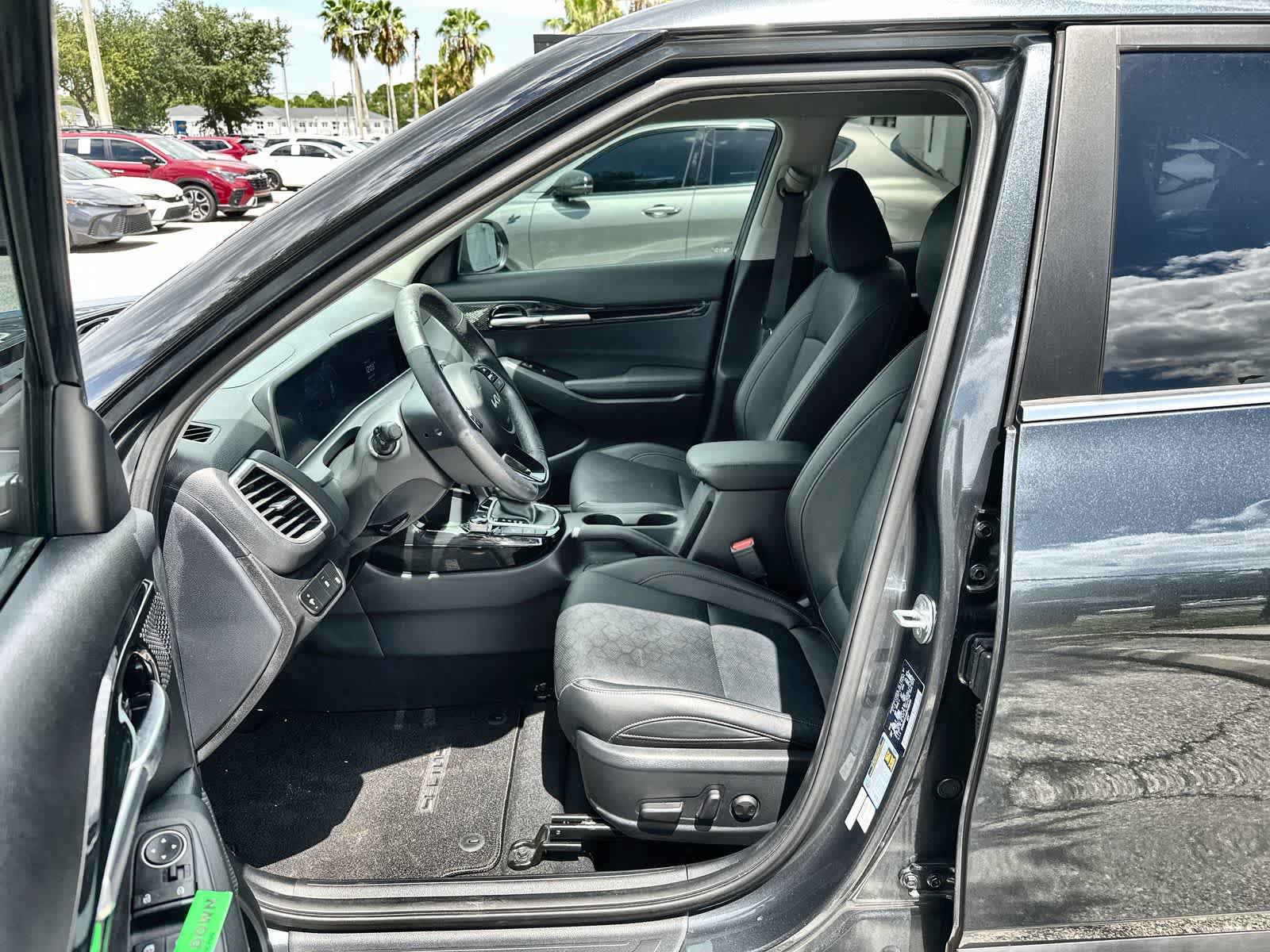 Used 2024 Kia Seltos EX FWD image 2