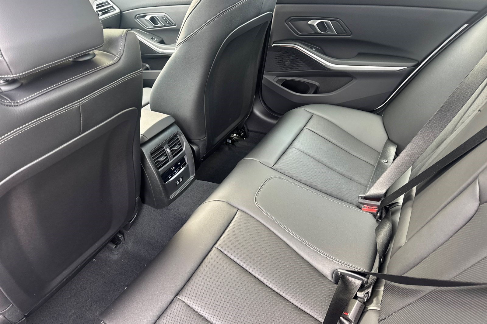 Used 2026 BMW 330i Sedan w/ Premium Package RWD image 26