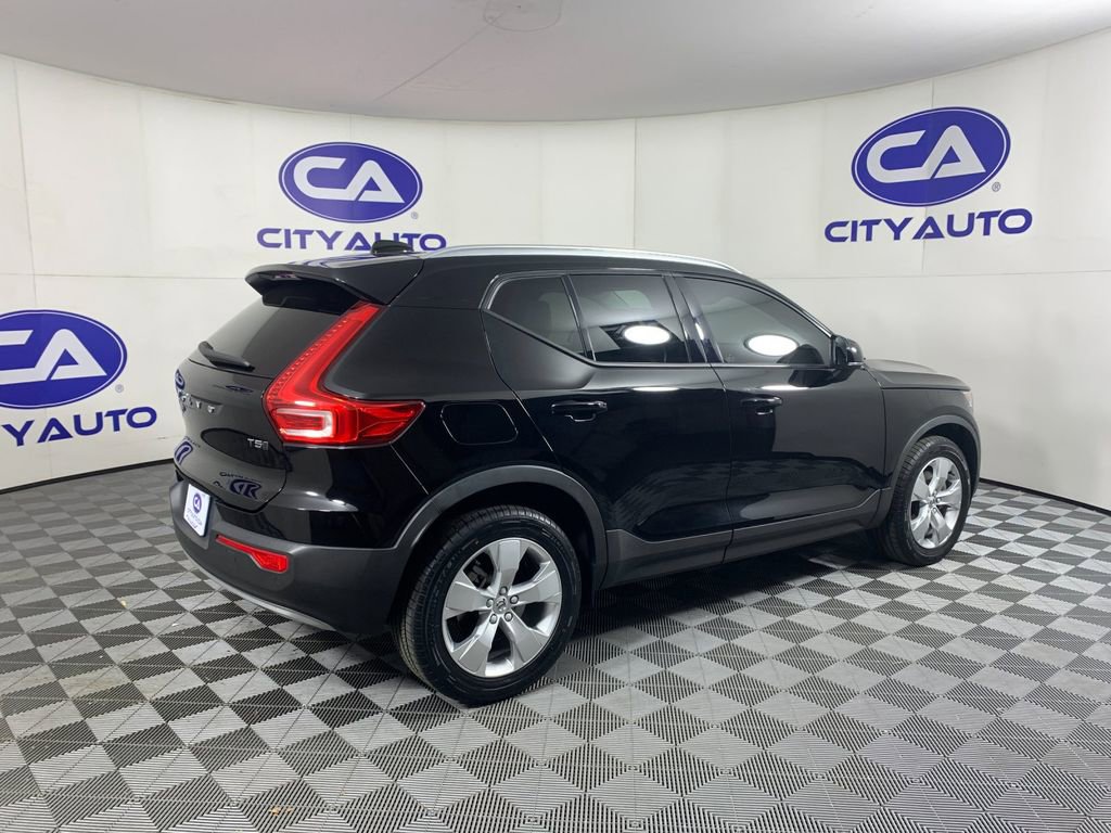 Used 2022 Volvo XC40 T5 Momentum image 3