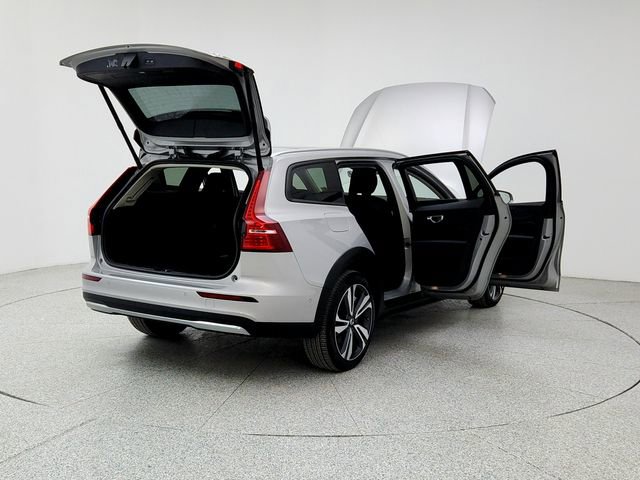 Certified 2025 Volvo V60 B5 Cross Country Plus image 11