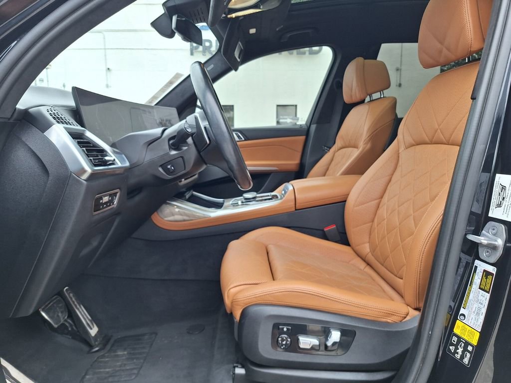 Used 2023 BMW X7 xDrive40i w/ M Sport Package AWD/4WD image 9