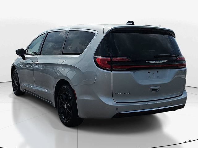 Used 2024 Chrysler Pacifica Touring-L FWD image 6