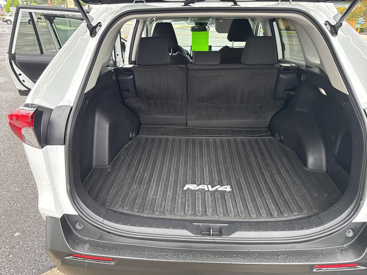 Used 2022 Toyota RAV4 LE AWD/4WD image 9