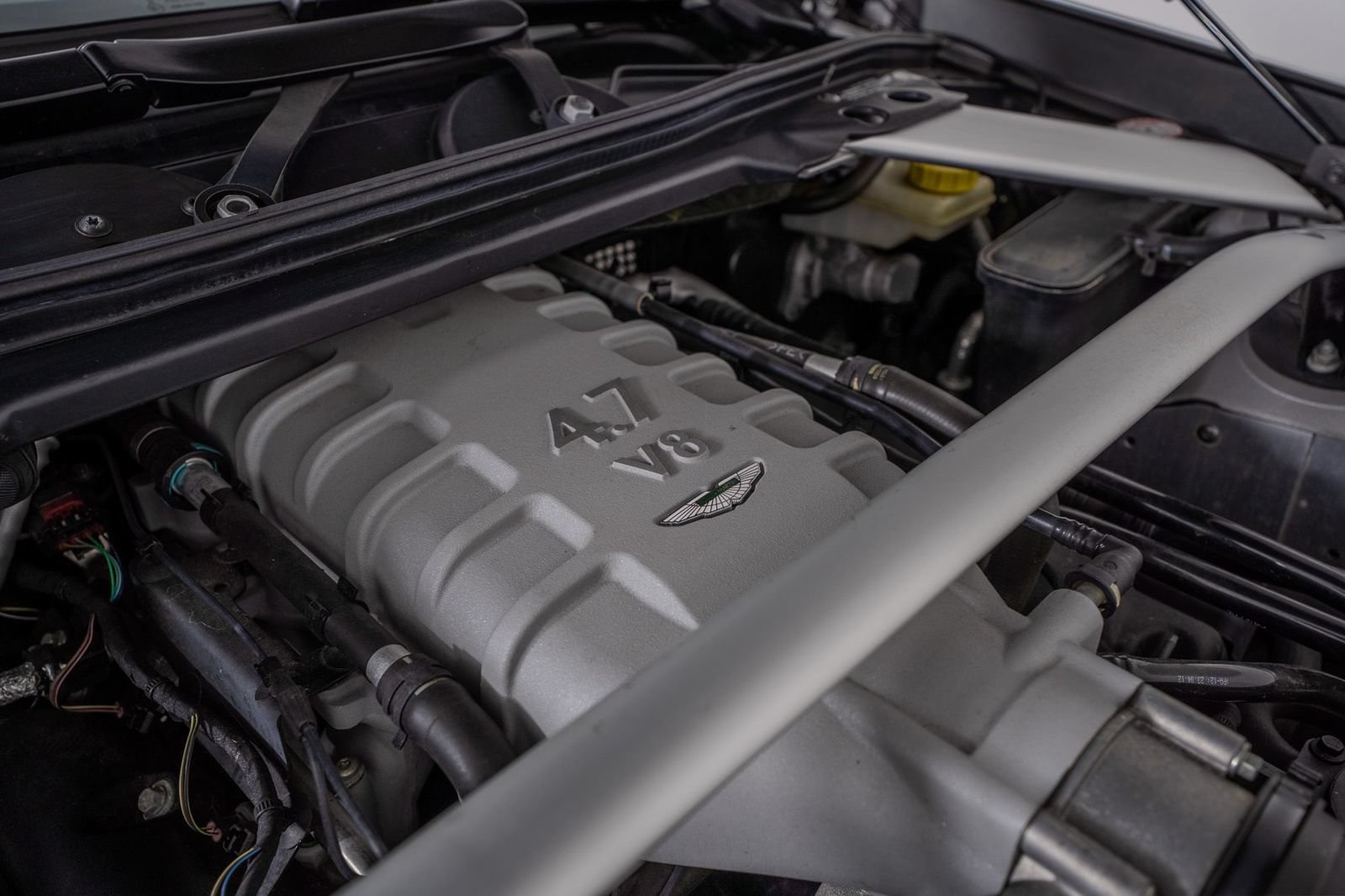 Used 2012 Aston Martin V8 Vantage Roadster RWD image 36