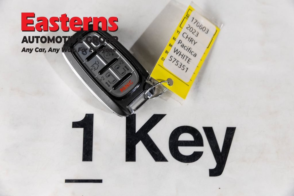 Used 2023 Chrysler Pacifica Touring-L FWD image 25
