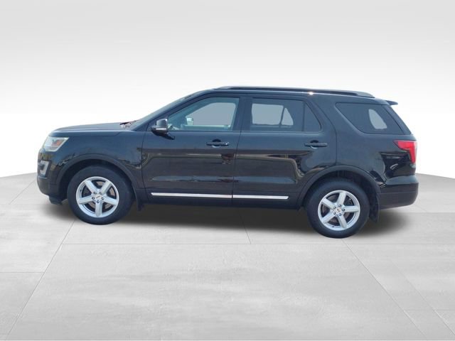 Used 2017 Ford Explorer XLT w/ Equipment Group 202A image 2