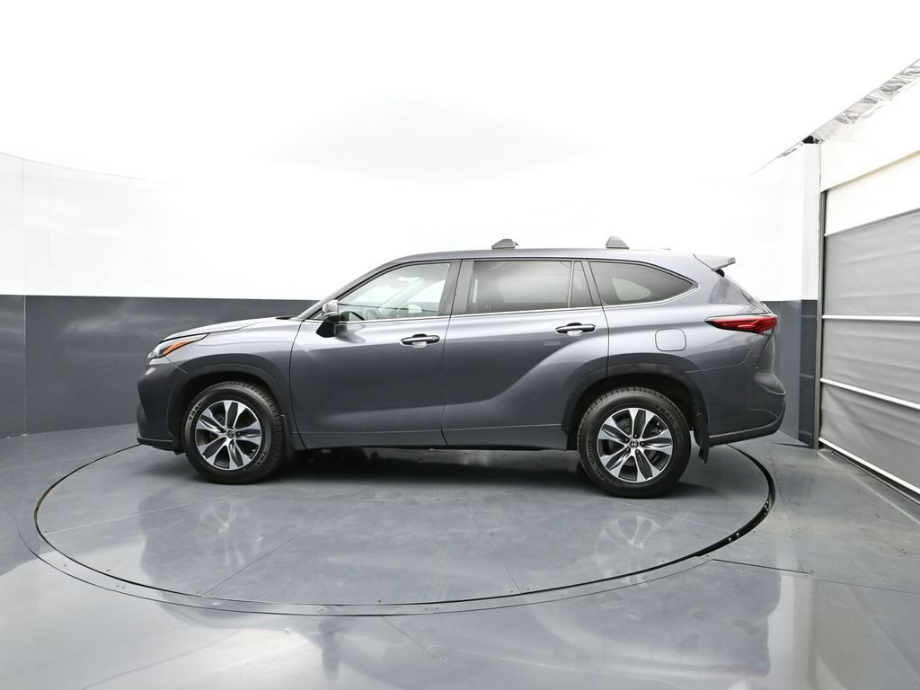 Used 2023 Toyota Highlander XLE AWD/4WD image 7