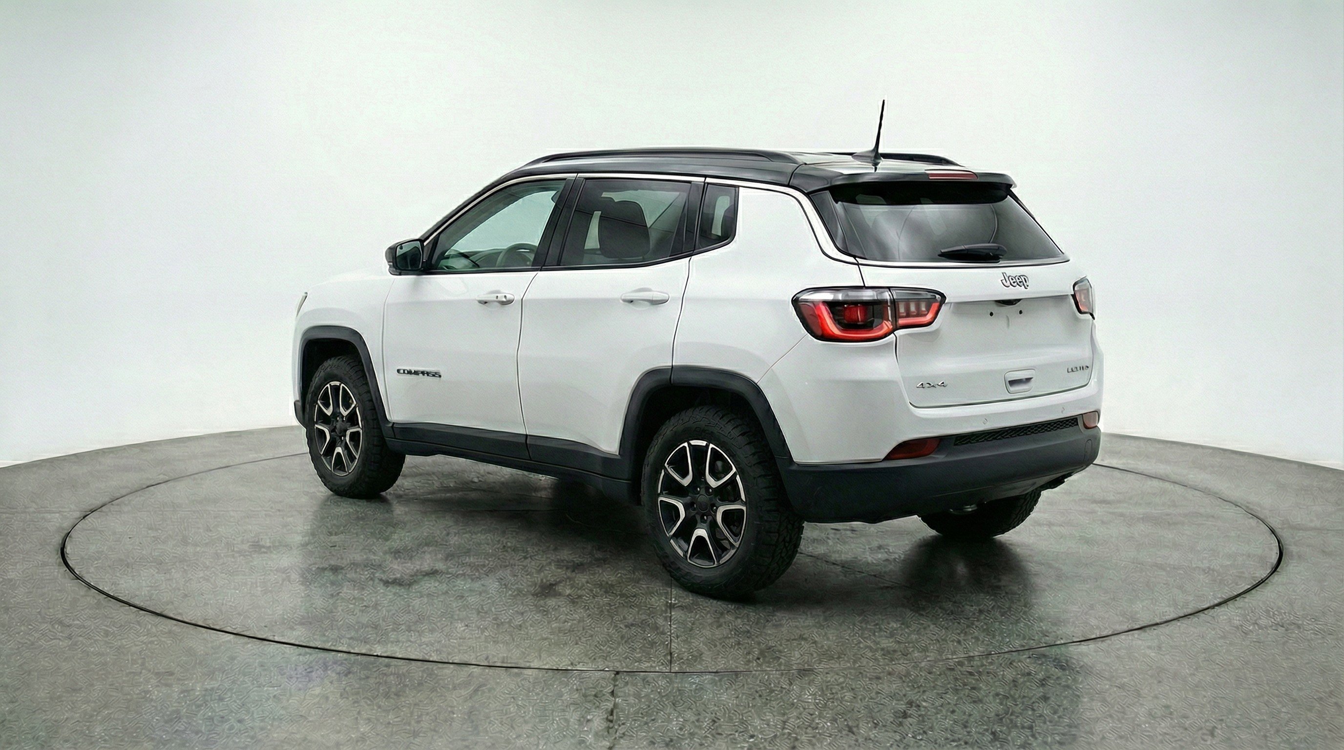 Used 2025 Jeep Compass Trailhawk AWD/4WD image 6