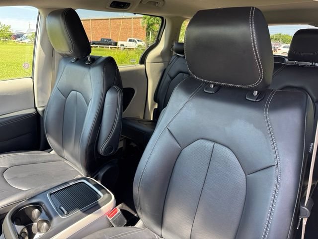 Used 2024 Chrysler Pacifica Touring-L FWD image 11