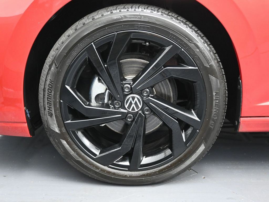 Used 2025 Volkswagen Jetta SE w/ Black Wheel Package image 9