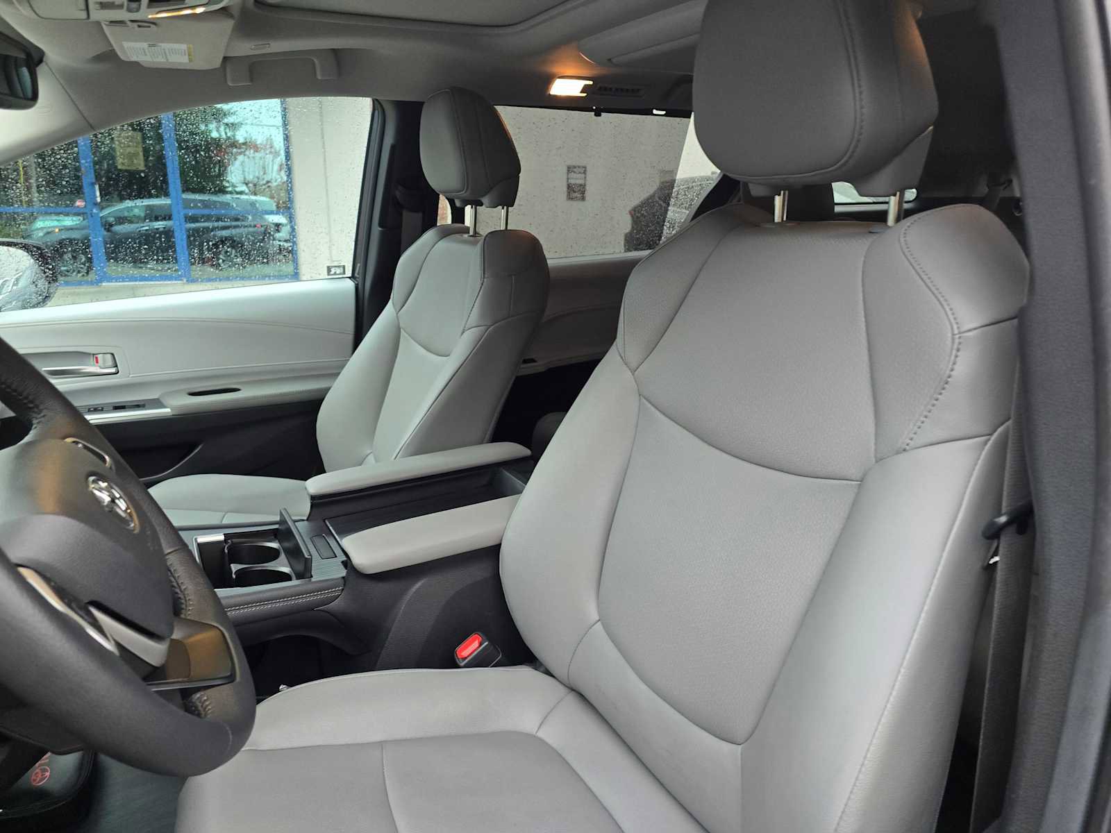 Used 2025 Toyota Sienna XLE image 24