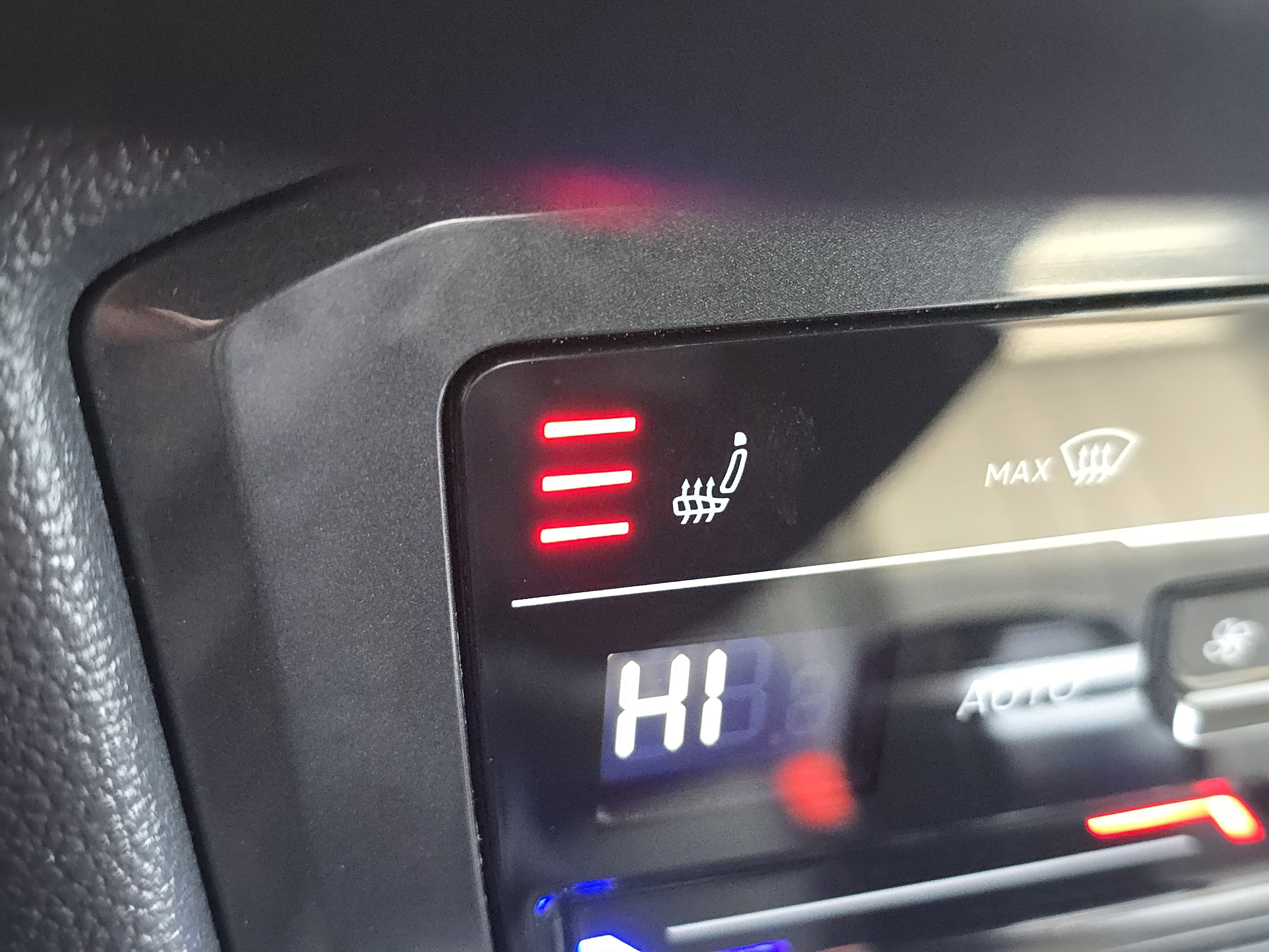 Certified 2023 Volkswagen Tiguan SE w/ Panoramic Sunroof Package image 12