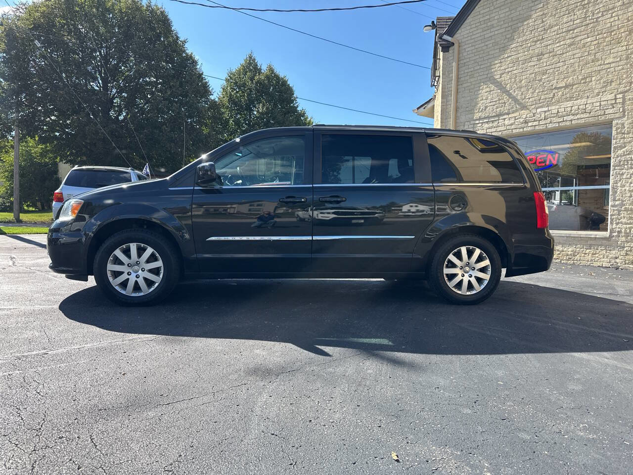 Used 2015 Chrysler Town & Country Touring image 2