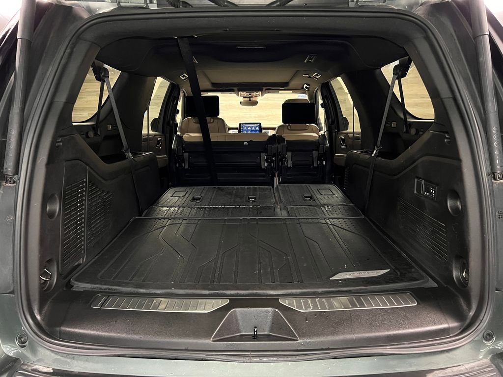 Used 2024 Chevrolet Suburban Premier w/ Premium Package 2 AWD/4WD image 27