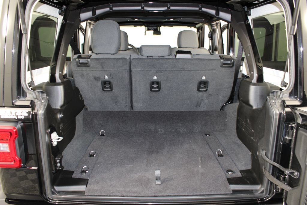 Used 2025 Jeep Wrangler Unlimited Sahara w/ Safety Group AWD/4WD image 17