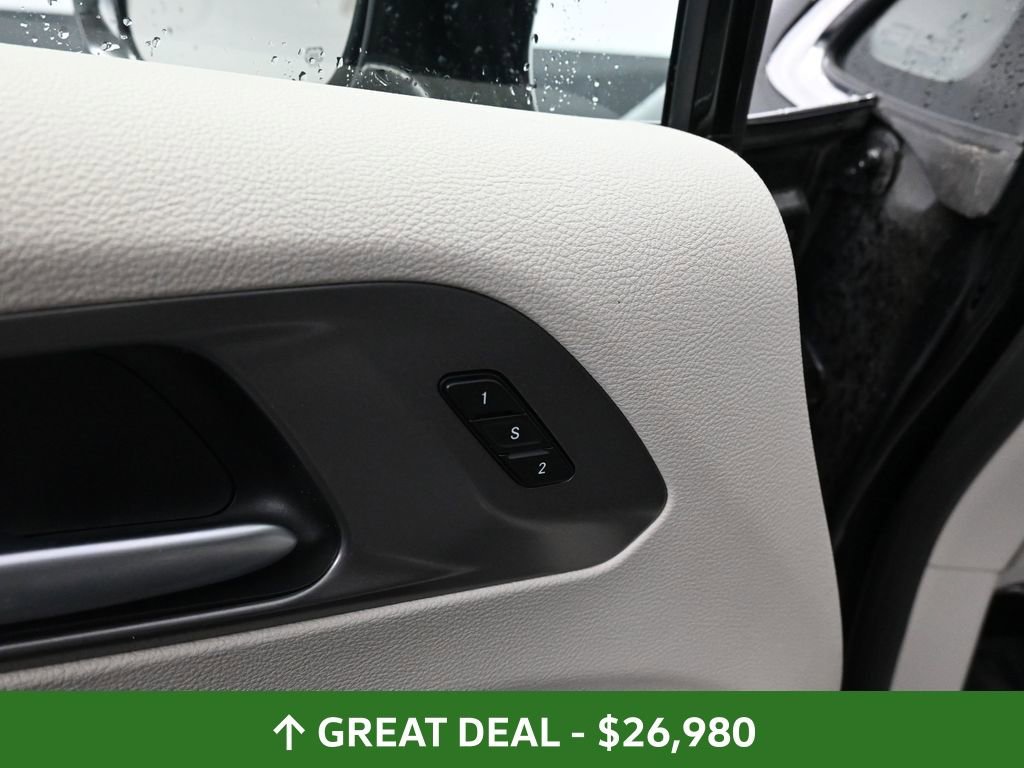 Used 2024 Chrysler Pacifica Select image 31