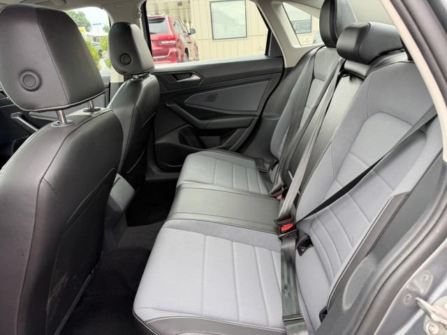 Used 2025 Volkswagen Jetta SE FWD image 8
